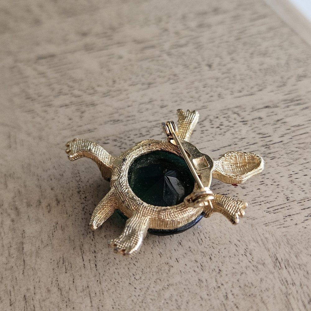 Vintage Brooch Green Glass Gold Tone Turtle Pin Brooch - Picture 4 of 11